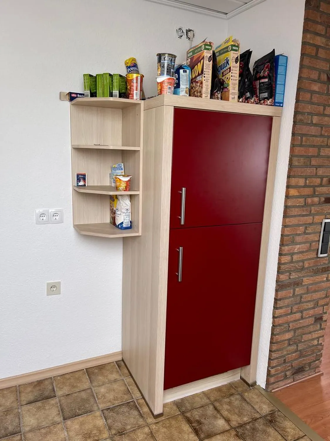 Immobilienverwaltung Paul, 3-Zimmer-Wohnung, Kühlschrank und Regal für Lebensmittel