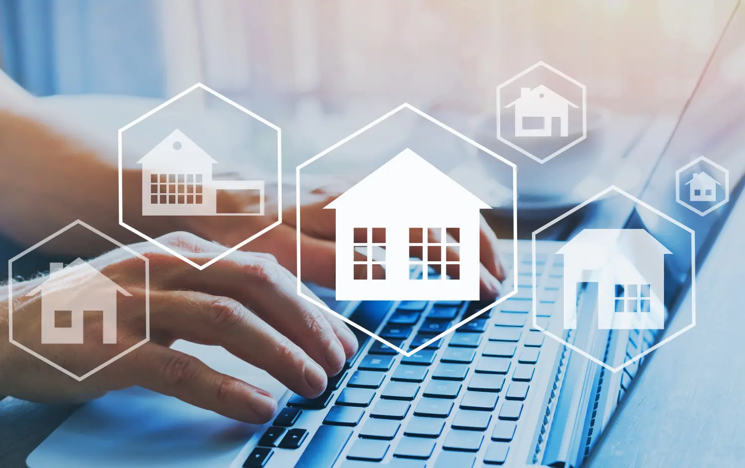 Haus kaufen, Immobilienkonzept, verschiedene Immobilienangebote online, Hände tippen auf Computer als Hintergrund 