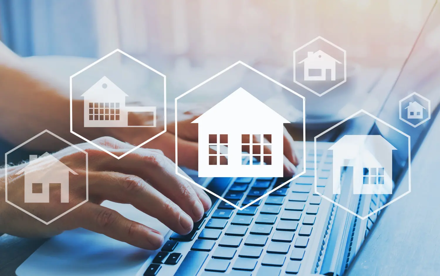Haus kaufen, Immobilienkonzept, verschiedene Immobilienangebote online, Hände tippen auf Computer als Hintergrund